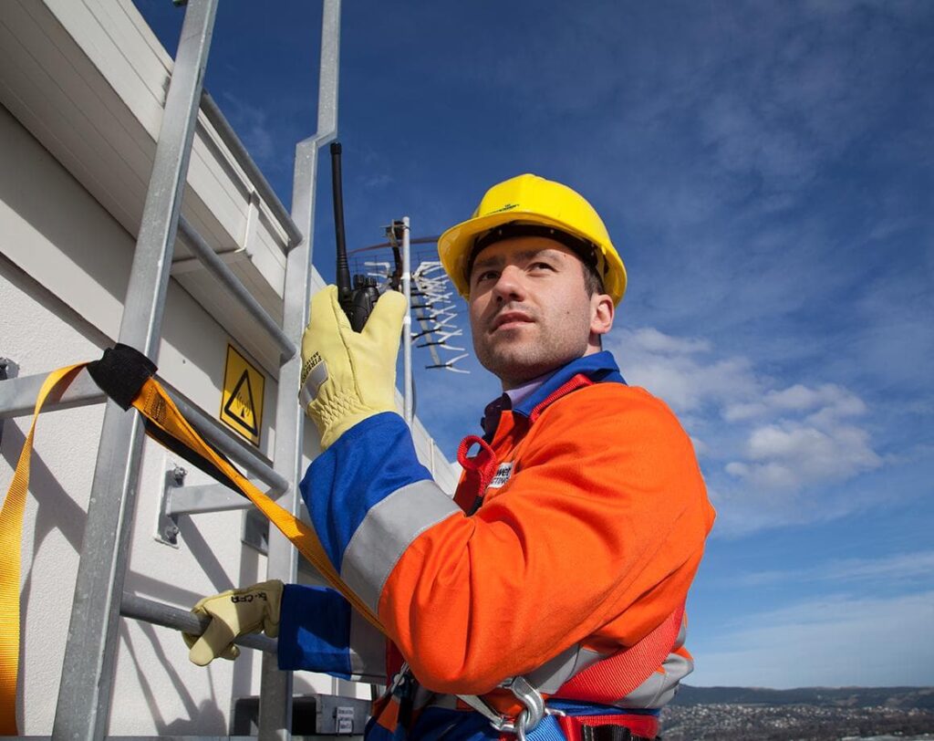 Technicien installant une antenne radio VHF professionnelle sur un site industriel en Tunisie - SOTUTEC